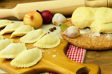 Ham ev yapımı köfte, Rus mantı.