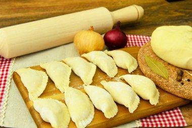 Ham ev yapımı köfte, Rus mantı.