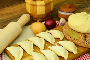 Ham ev yapımı köfte, Rus mantı.