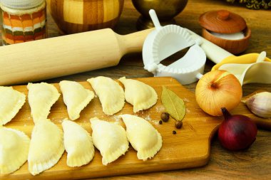 Ham ev yapımı köfte, Rus mantı.