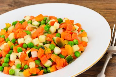 Sulu sebze güveç. Kırmızı biber, bezelye, havuç. Diyet gıda.