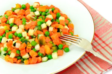 Sulu sebze güveç. Kırmızı biber, bezelye, havuç. Diyet gıda.