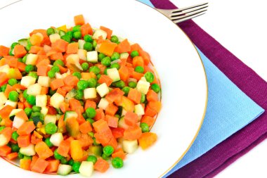 Sulu sebze güveç. Kırmızı biber, bezelye, havuç. Diyet gıda.