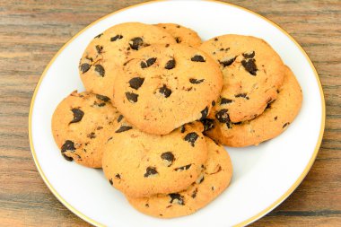 Çikolata Noel kurabiyeleri beyaz plaka üzerinde.