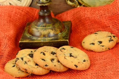 Çikolata Noel kurabiyeleri beyaz plaka üzerinde.