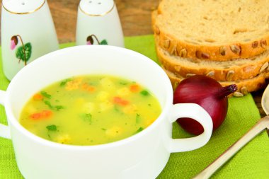 Croutons püresi bezelye çorbası.