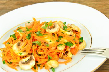 Sağlıklı diyet gıda: salata havuç mantar.