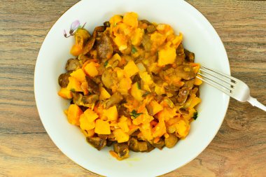 Fırında kabak mantar ve sebze. Vejetaryen yiyecekler.