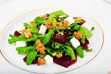 Roka salata, haşlanmış pancar, peynir ve ceviz