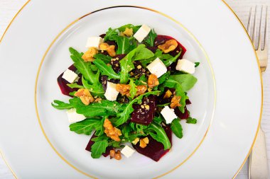 Roka salata, haşlanmış pancar, peynir ve ceviz