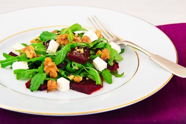 Roka salata, haşlanmış pancar, peynir ve ceviz