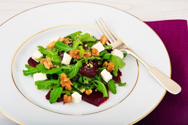 Roka salata, haşlanmış pancar, peynir ve ceviz