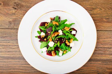 Roka salata, haşlanmış pancar, peynir ve ceviz