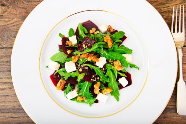 Roka salata, haşlanmış pancar, peynir ve ceviz