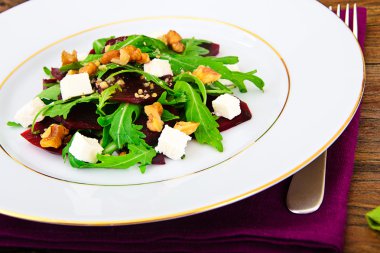 Roka salata, haşlanmış pancar, peynir ve ceviz