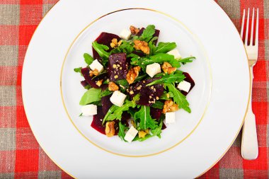 Roka salata, haşlanmış pancar, peynir ve ceviz