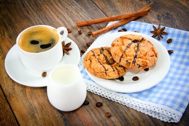 Woody Retro arka plan üzerinde ekmek ile kahve.