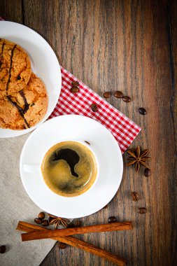 Woody Retro arka plan üzerinde ekmek ile kahve.