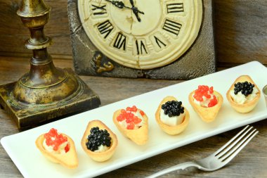 Kırmızı ve siyah havyar ile tartlets.