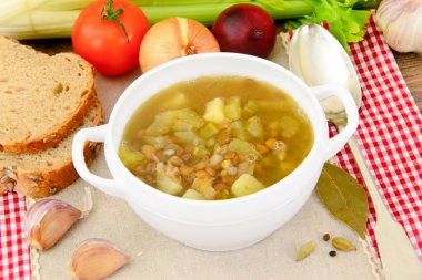 Sağlıklı diyet gıda: Mercimek ve sosis ile çorbası.