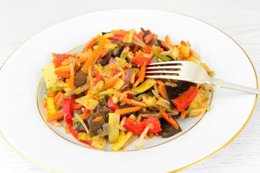 Sulu sebze güveç. Kırmızı biber, bezelye, havuç. Diyet gıda.