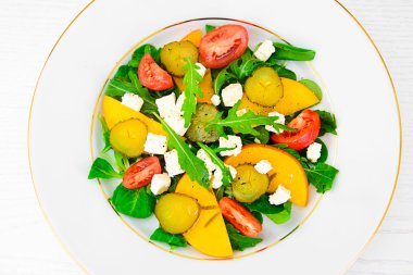 Sağlıklı diyet gıda: salata, Trabzon hurması, salatalık, Tomat turşusu