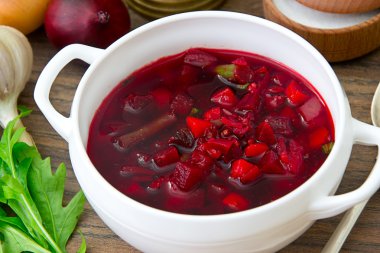 Sağlıklı diyet gıda: pancar ve köfte çorbası.