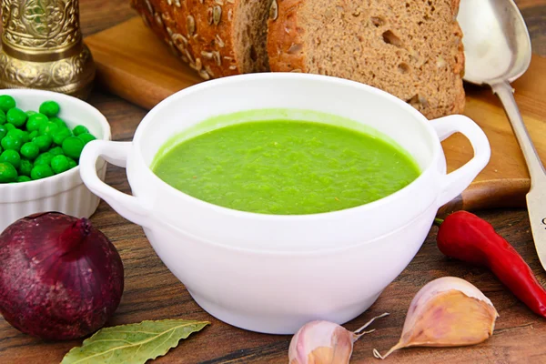 Дієтичні суп крем пюре зелений горошок — стокове фото