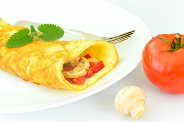 Cibo sano e dietetico: uova strapazzate con funghi e verdure — Foto Stock