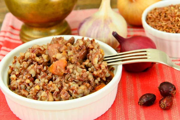 Gesunde Kost: Pilaf mit Fleisch und rotem Reis. — Stockfoto