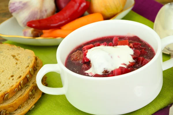 Здоровая и диетическая пища: суп со свеклой и пельмени . — стоковое фото