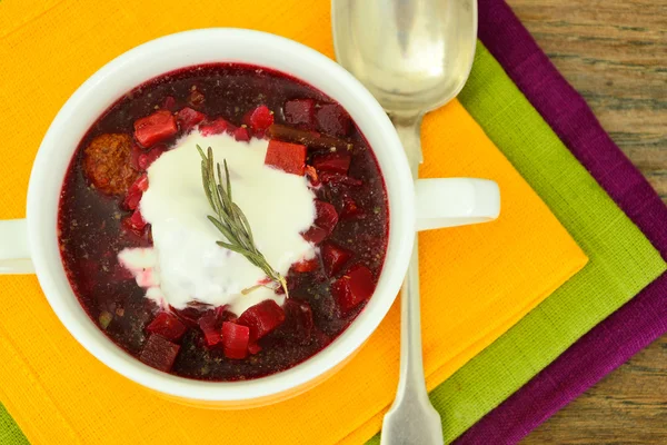 Cibo sano e dietetico: zuppa con barbabietola e gnocchi . — Foto Stock