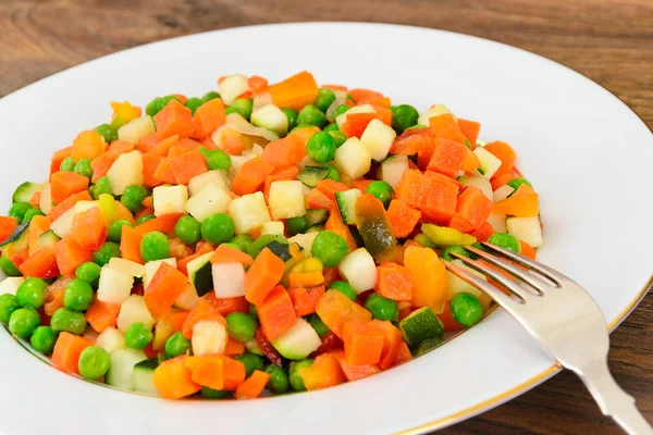 Estofado de verduras jugosas. Paprika, guisantes, zanahorias. Alimento dietético . — Foto de Stock