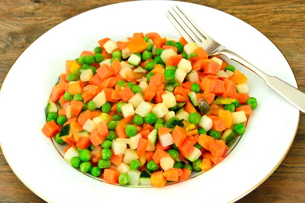 Ragoût de légumes juteux. Paprika, petits pois, carottes. Alimentation diététique . — Photo