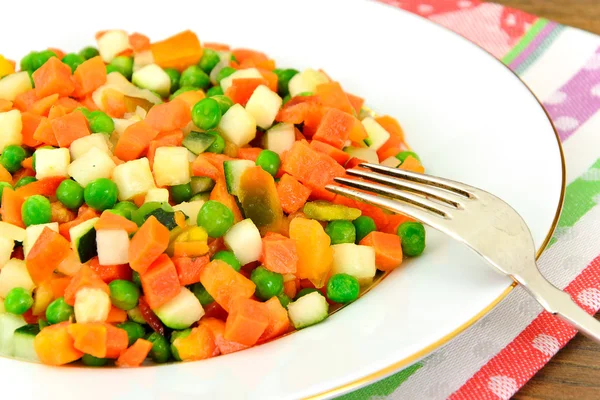 Estofado de verduras jugosas. Paprika, guisantes, zanahorias. Alimento dietético . — Foto de Stock