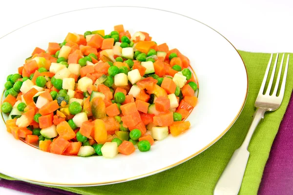 Сочное овощное рагу. Паприка, Горох, Морковь. Диетическая еда . — стоковое фото