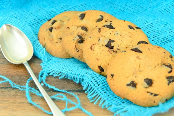 Karácsonyi csokoládé cookie-kat a fehér lemez. — Stock Fotó