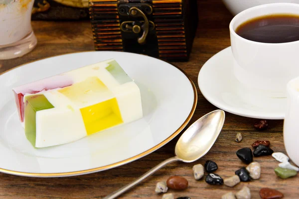 Diétás desszert: Gyümölcs, lekvár, a zselatin és a Tea. — Stock Fotó