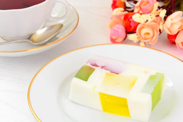 Sobremesa de dieta: Geleia de frutas, gelatina e chá . — Fotografia de Stock