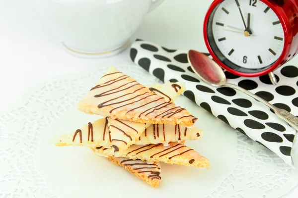 Chocolade Christmas Cookies op wit bord. — Stockfoto