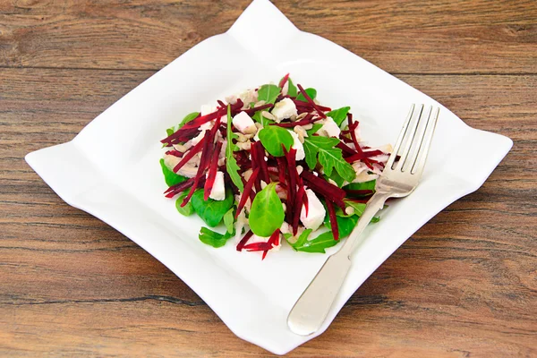 Salade van rauwe bieten, peren, rucola, wortels, zonnebloempitten en c — Stockfoto