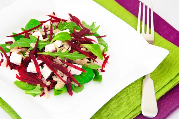 Salade van rauwe bieten, peren, rucola, wortels, zonnebloempitten en c — Stockfoto