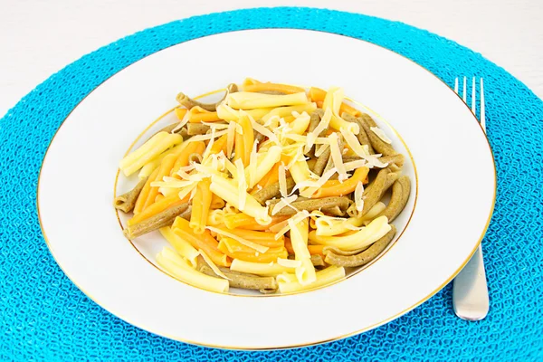 Renkli Pasta rendelenmiş Parmesan ile — Stok fotoğraf