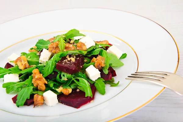 Rucola salade, gekookte Beets, kaas en walnoten — Stockfoto