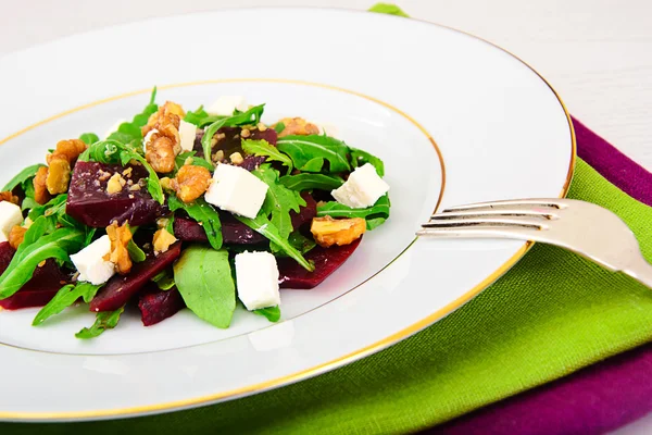 Roka salata, haşlanmış pancar, peynir ve ceviz — Stok fotoğraf