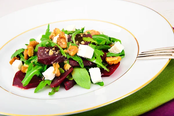 Rucola salade, gekookte Beets, kaas en walnoten — Stockfoto