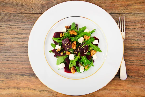 Rucola salade, gekookte Beets, kaas en walnoten — Stockfoto
