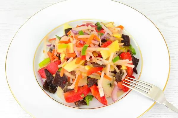 Estofado de verduras jugosas. Paprika, guisantes, zanahorias. Alimento dietético . —  Fotos de Stock