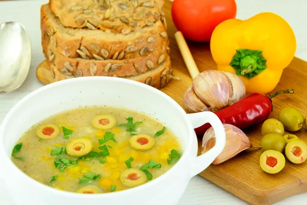 Ячменный суп с оливками и перцами . — стоковое фото