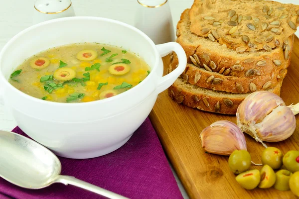 Zuppa di orzo con olive e peperoni . — Foto Stock